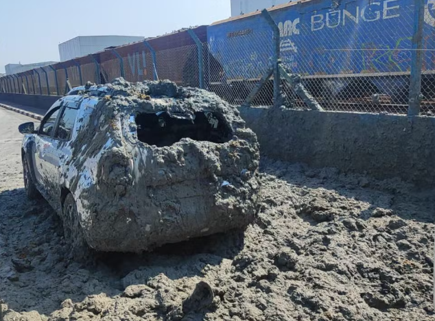 Carreta freia bruscamente e derrama carga de lama de argila em carro em avenida de Santos