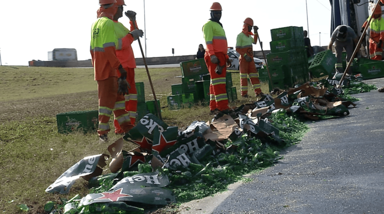 Carga de cerveja tomba na Anhanguera e interdita rodovia em Campinas