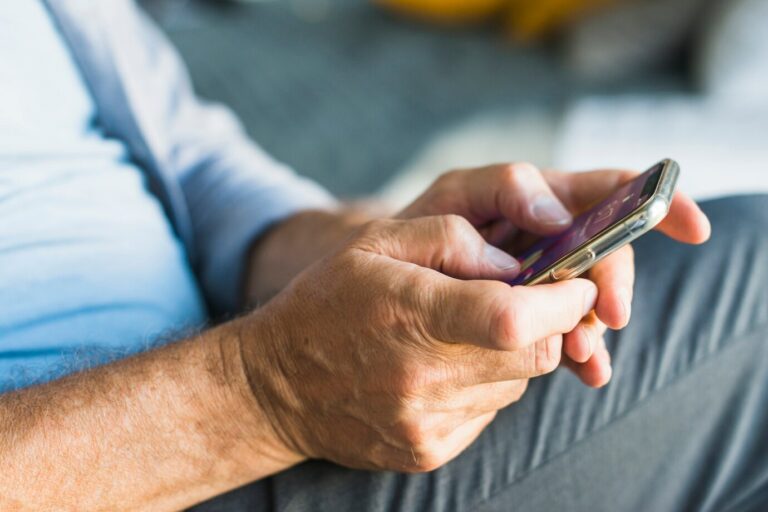 Uso de internet no país cresce mais entre idosos, mostra IBGE