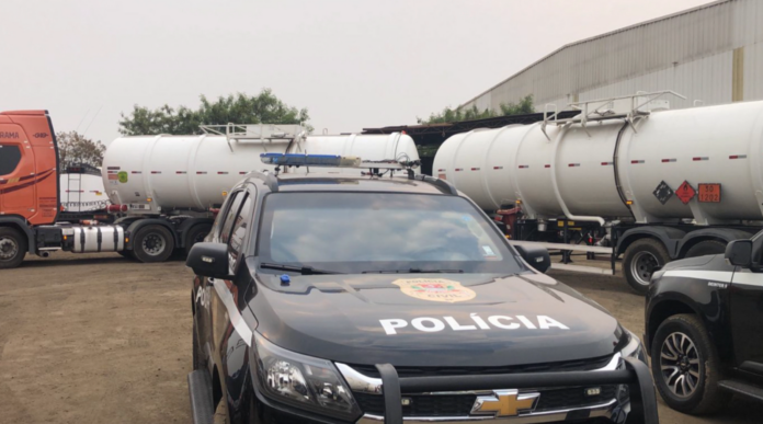 Os dois motoristas foram envolvidos e confessaram que pretendiam vender o combustível desviado.