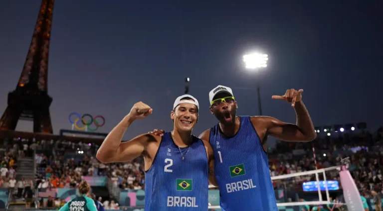 Evandro e Arthur caem para dupla nº 1 do vôlei de praia e dão adeus a Paris