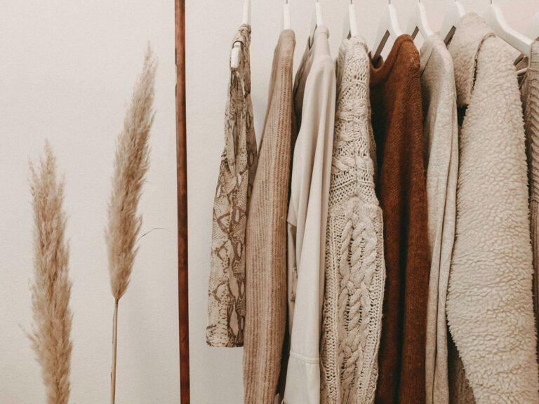 Liquidação é uma boa oportunidade para renovar o guarda-roupa? Especialista em imagem e estilo tira as dúvidas