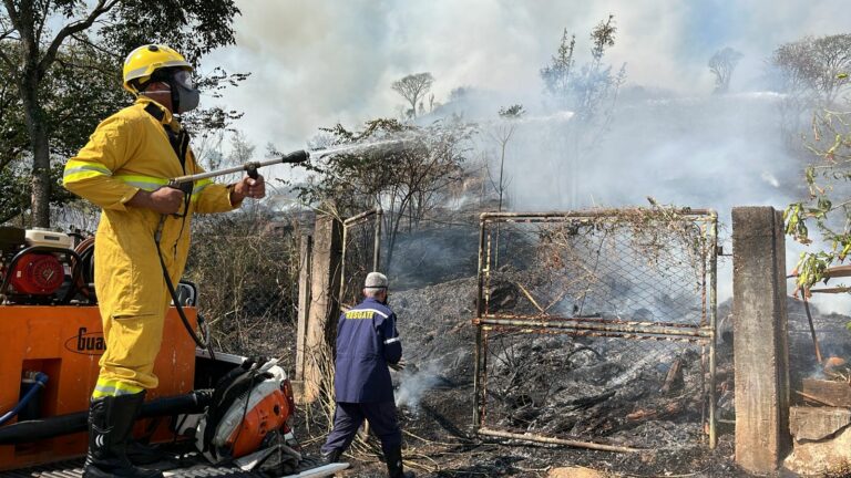 o Corpo de Bombeiros, atuou rapidamente para evitar que um incêndio se alastrasse e atingisse residências.