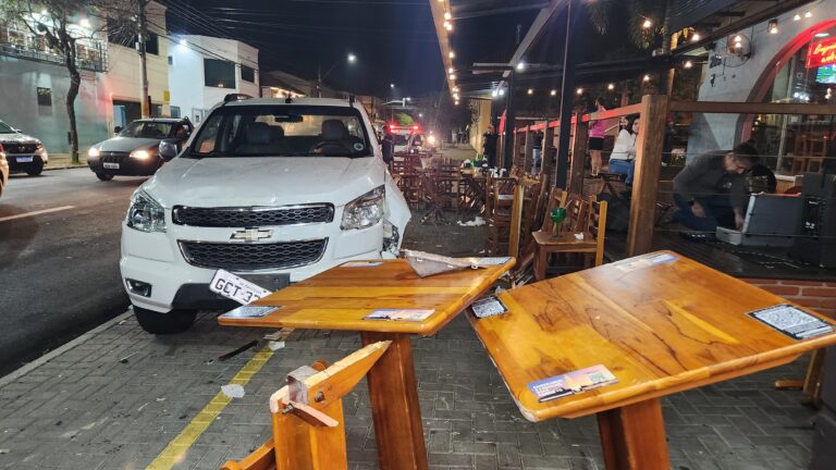 O acidente aconteceu na noite desta sexta-feira, 30, na Avenida Manoel Conceição, próximo à esquina com a Avenida Dona Francisca.