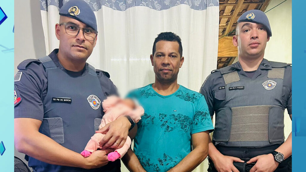 Bebê de três dias engasga com leite e é salva por policiais
