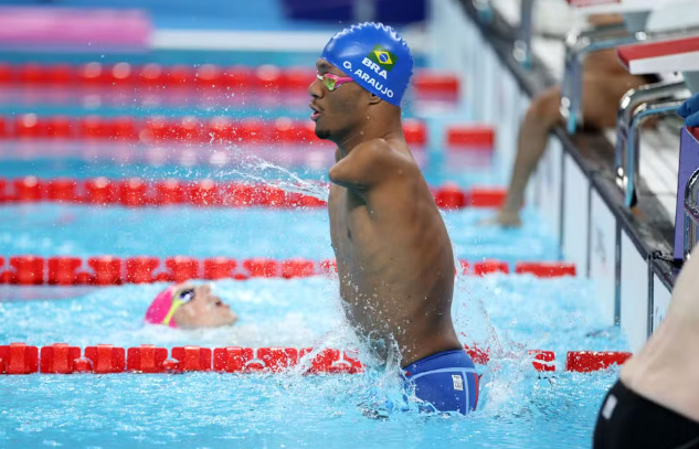 Gabrielzinho confirma vaga na final dos 100 m costas