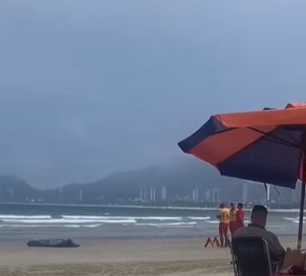 Corpo encontrado em Guarujá pode ser de motoboy desaparecido após salvar namorada de correnteza