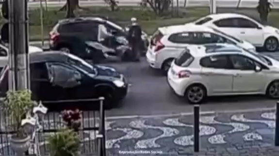 Idoso é atropelado enquanto pedia dinheiro em semáforo na avenida da praia de Santos; Veja o vídeo