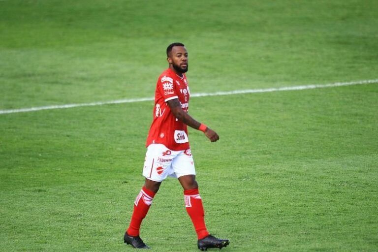 Botafogo contrata o atacante Victor Andrade; jogador já treina com o elenco