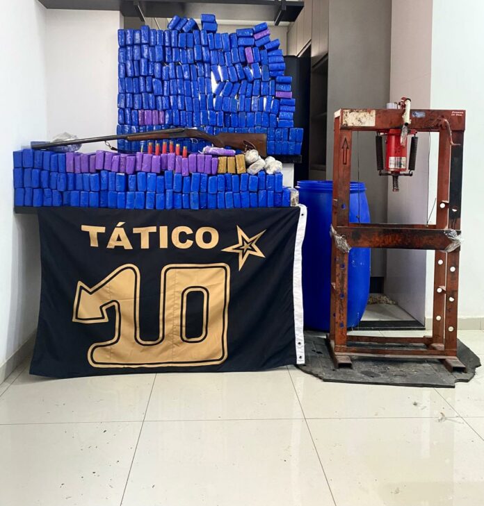 maconha O material apreendido, incluindo a droga e as armas, está sendo cuidadosamente pesado e catalogado pela equipe de peritos