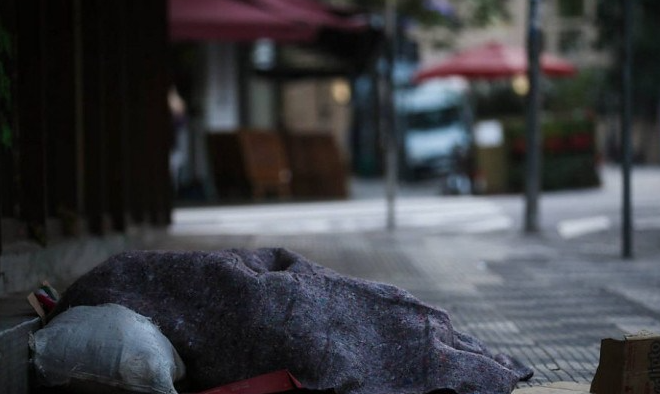 Moradores de rua recebem acolhimento provisório devido ao frio em Guarujá