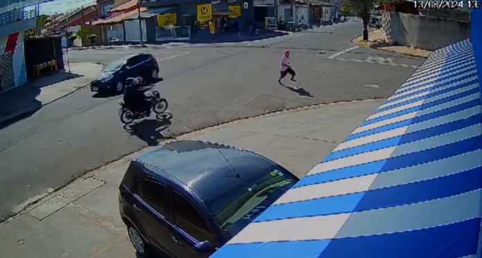 O autor dos disparos estava na garupa de uma motocicleta.