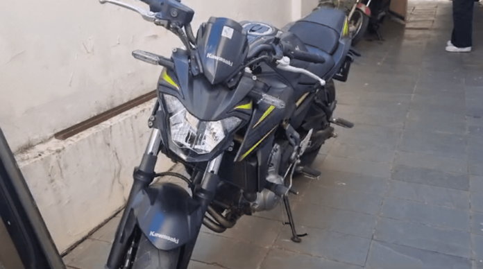 O dono da motocicleta roubada foi chamado pelo delegado, mas ele já tinha sido indenizado pela seguradora.