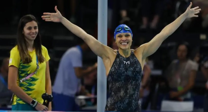 Carol Santiago amplia coleção de medalhas com ouro nos 100 m costas