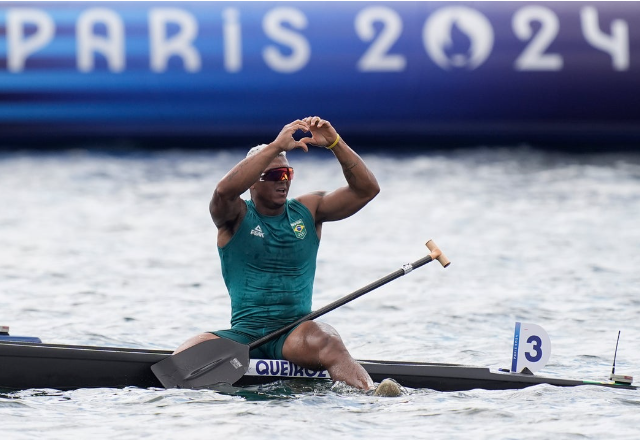 Isaquias Queiroz ressurge após ano de descanso e leva medalha de prata em Paris