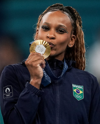 Rebeca bate Biles, leva ouro e vira maior medalhista da história do Brasil