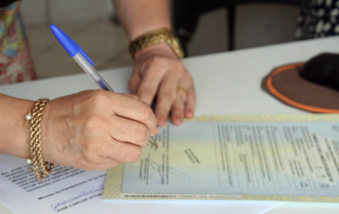 Mais de 8 mil crianças foram registradas sem o nome do pai em cartórios de SP; 354 delas são de Santos