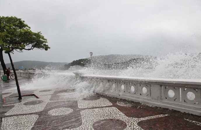 Baixada Santista fica em alerta para ressaca  e ondas de até três metros de altura nesta semana