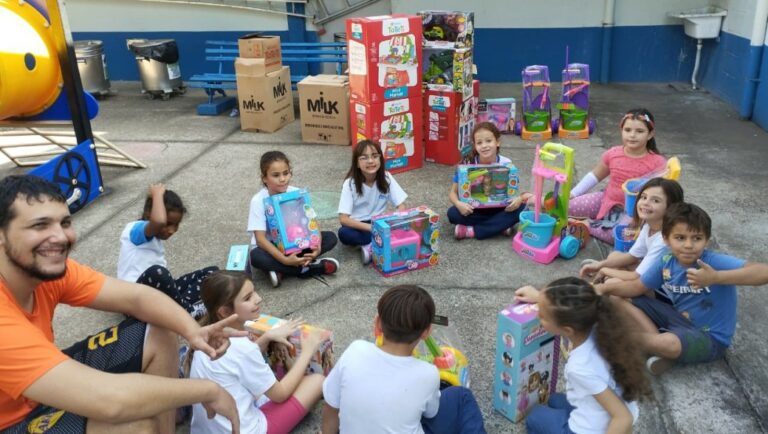 Alunos de Águas de São Pedro recebem brinquedos e novo acervo literário