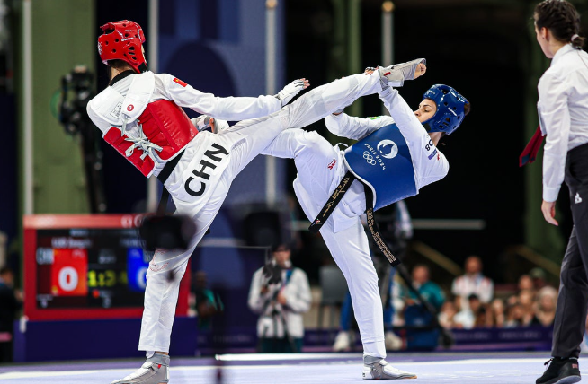 Maria Clara Pacheco perde para a campeã mundial Zhongshi Luo no taekwondo