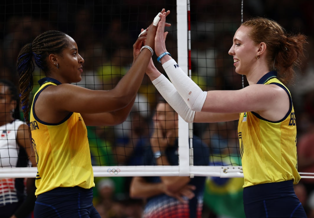 Brasil bate República Dominicana, vai à semi e segue imbatível por 3º ouro