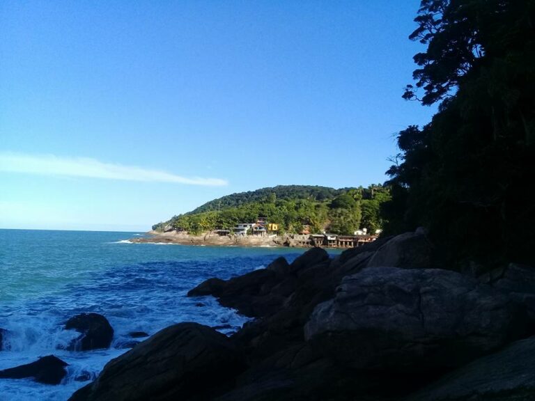 Homem é baleado ao reagir à assalto em trilha de praia do litoral de SP