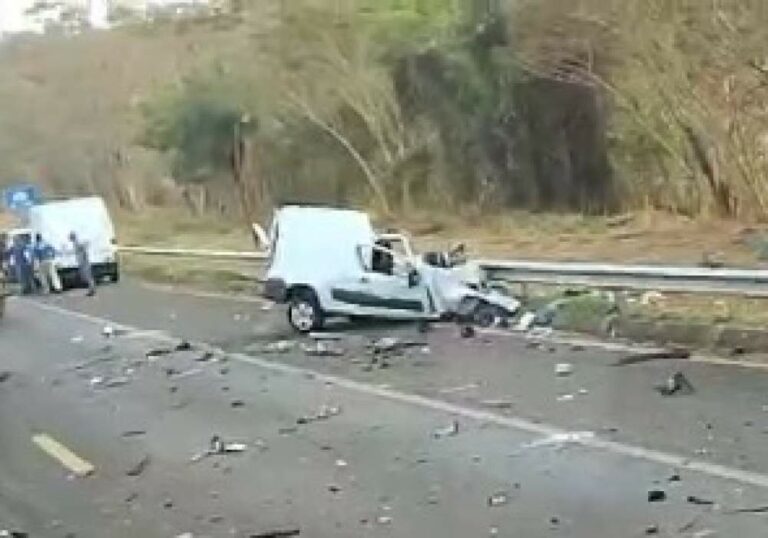 Mulher morre em colisão frontal entre Fiorino e carreta na Elyeser