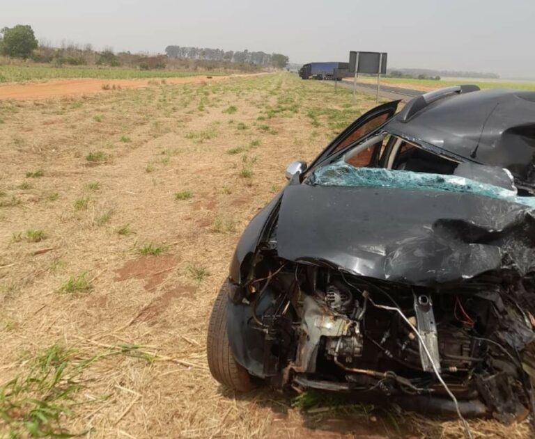 Casal morre em colisão frontal com caminhão na rodovia SP-463