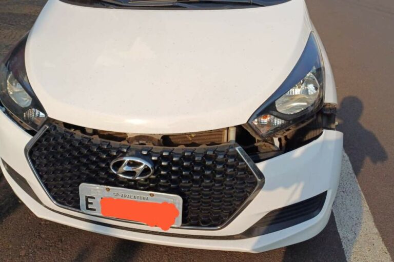 Motociclista foge após colidir com carro estacionado em Araçatuba