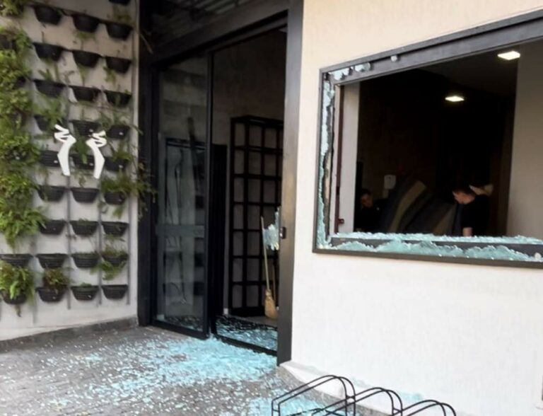 Mulher de 66 anos é detida após surto e danifica fachadas de prédios em Araçatuba