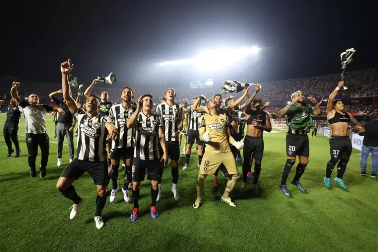 Botafogo vence São Paulo nos pênaltis e vai à semi da Libertadores após 51 anos