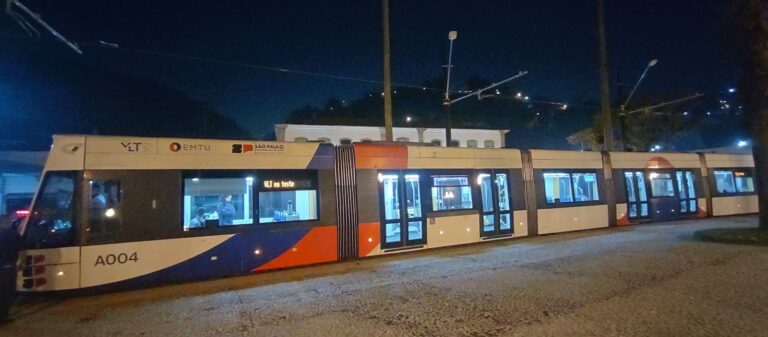 VLT inicia teste com circulação do trem no novo trecho de Santos