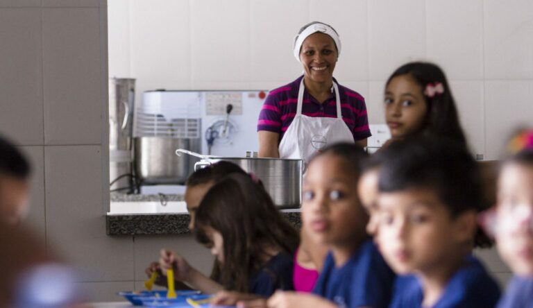 Merendeiras da rede de SP podem se inscrever até dia 4 para concurso de melhores receitas