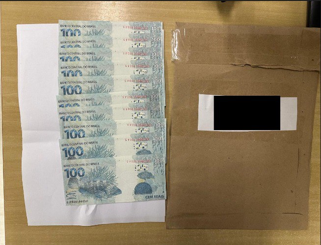 Homem é preso pela Polícia Federal após receber cédulas falsas em Santos