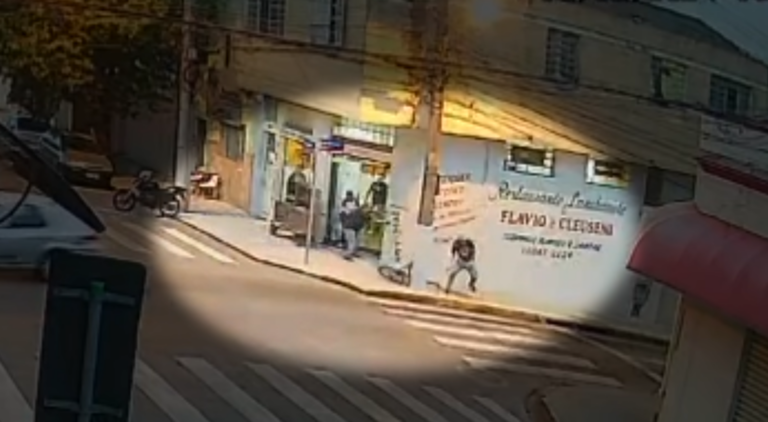 Ao ser atingido pelos tiros, Salatiel caiu no chão. O homem suspeito de cometer os tiros fugiu logo em seguida, deixando a corrida local.