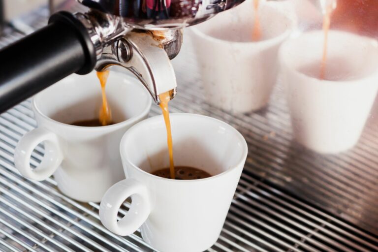 Metade dos brasileiros diz ter reduzido o café após alta de preços, segundo Datafolha