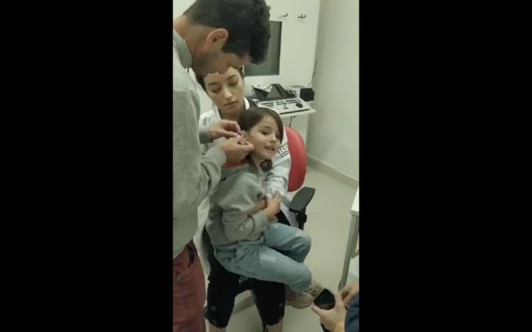 VÍDEO: Menina de 6 anos recebe aparelho sonoro e escuta pela primeira vez