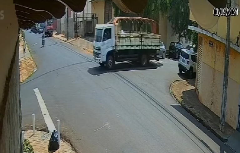 VÍDEO: Motociclista de 43 anos morre após acidente envolvendo caminhão; caso aconteceu em cruzamento do Jardim Independência