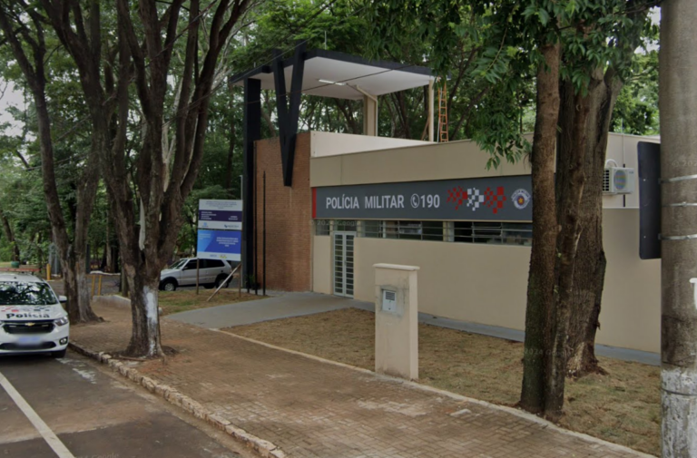 Durante atendimento policial por medida protetiva, mulher arremessa objetos no chão, danifica porta com chute e é detida