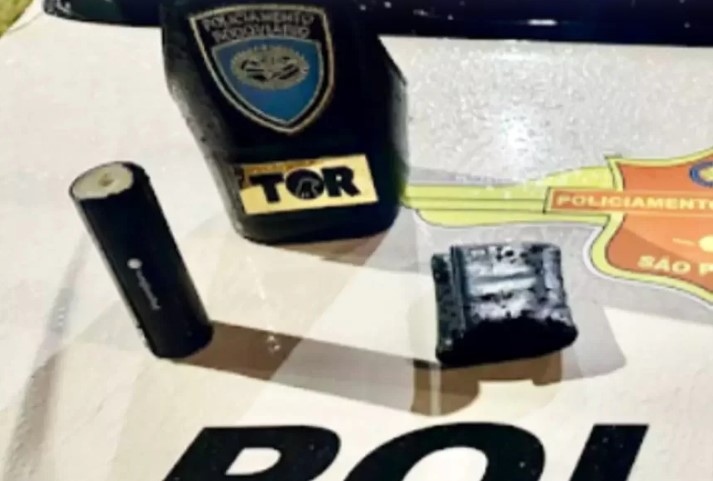 Criminoso é preso ao tentar invadir carro pela janela traseira em rodovia do litoral