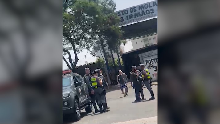 Tentativa de roubo de moto termina com troca de tiros e criminoso ferido