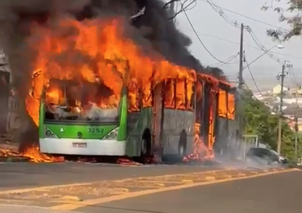 O veículo, que transportava cerca de 130 passageiros, foi rapidamente evacuado. Felizmente, não houve vítimas. O Corpo de Bombeiros foi acionado e controlado pelas chamas, realizando o rescaldo do incêndio em seguida.