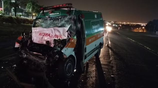 Colisão entre ambulância e caminhão deixa dois gravemente feridos em rodovia no interior de SP