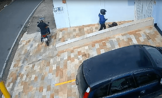 Instalador de alarme tem moto furtada em condomínio de Campinas