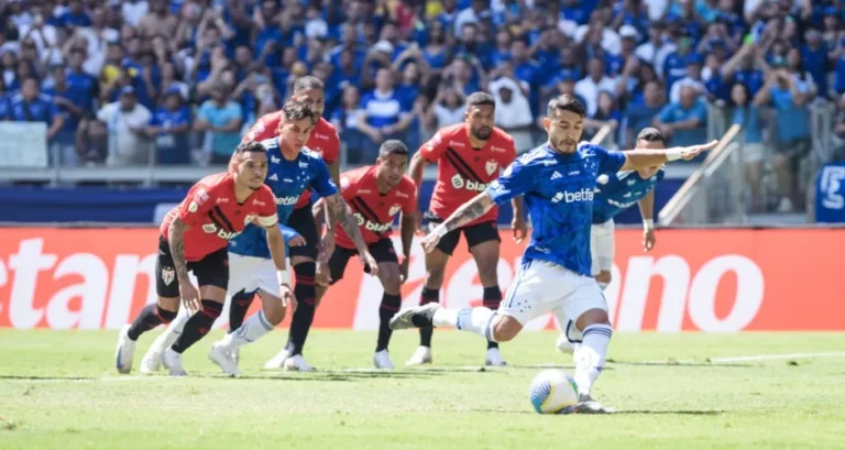 Cruzeiro bate Atlético-GO e volta a vencer no Brasileiro