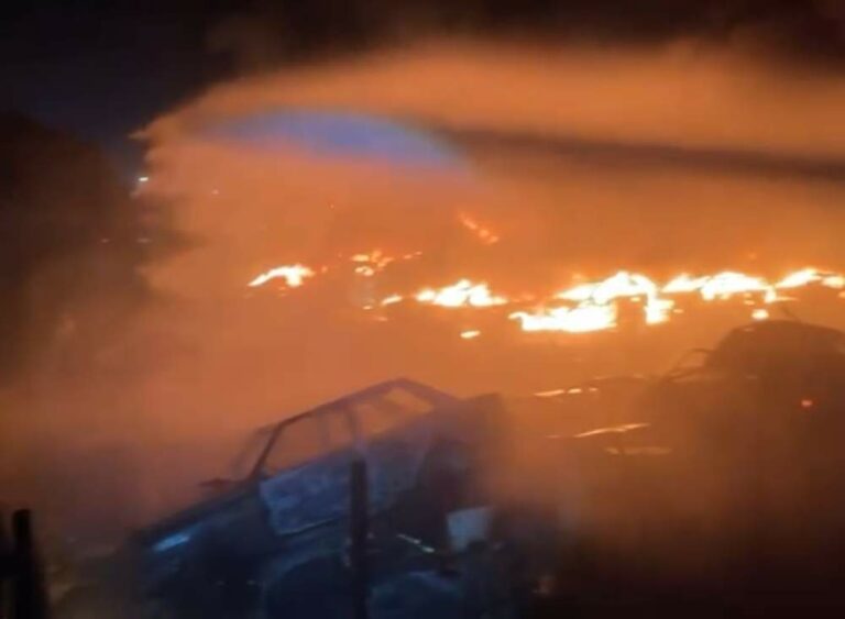 Incêndio destrói pátio de guincho em Penápolis