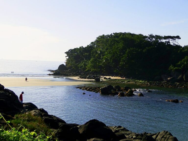 Amigos vão à praia de Guarujá juntos e acabam afogados; Um morreu e o outro está desaparecido