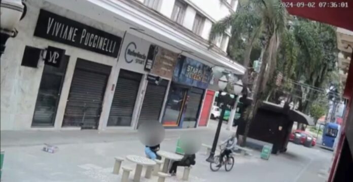 ladrão rouba mulheres no centro