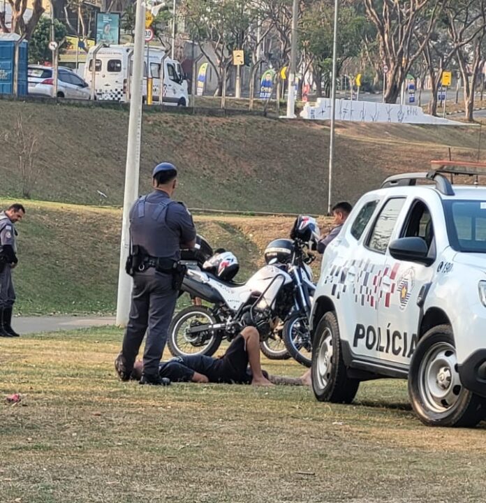A rápida ação dos policiais resultou em sua captura. O suspeito foi detido no local e preso pelo crime de interceptação de veículo furtado.