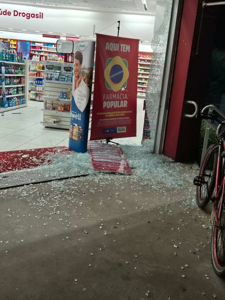 Tentativa de roubo a farmácia termina com suspeito baleado